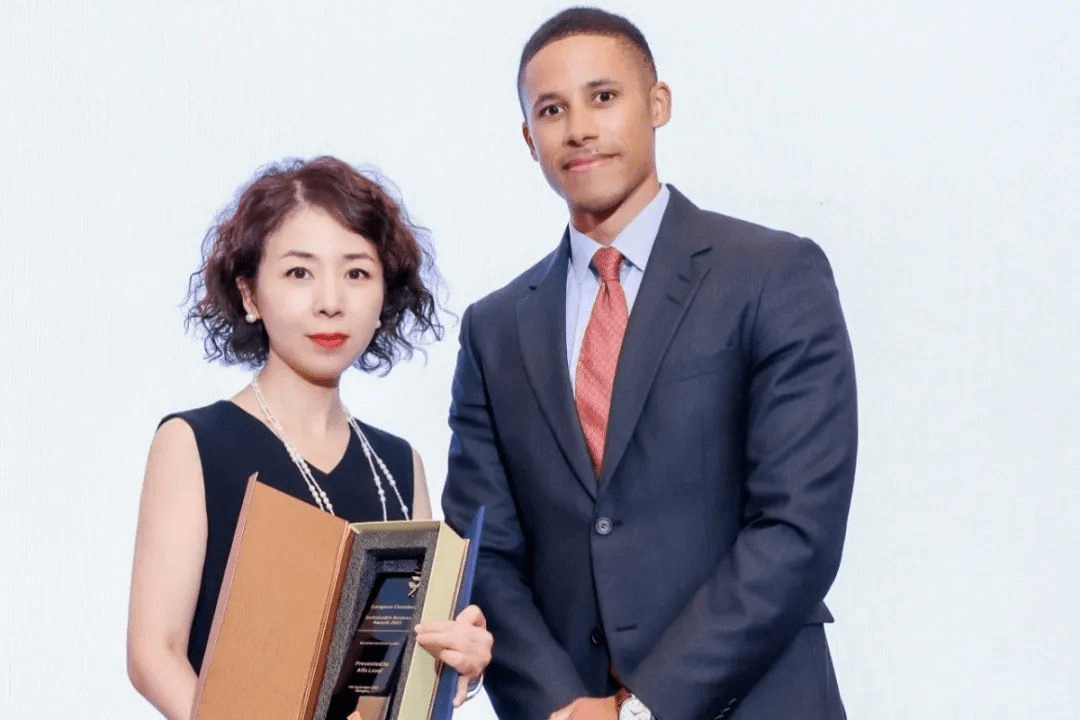 lina liu gets award.png